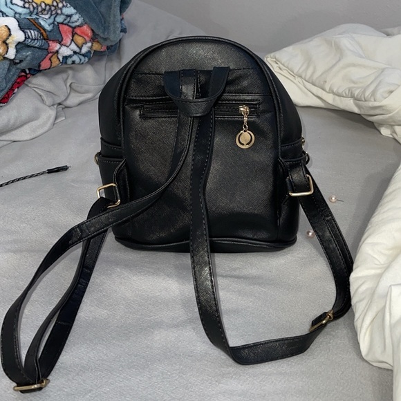 cute mini backpack! great for short trips - Picture 5 of 5